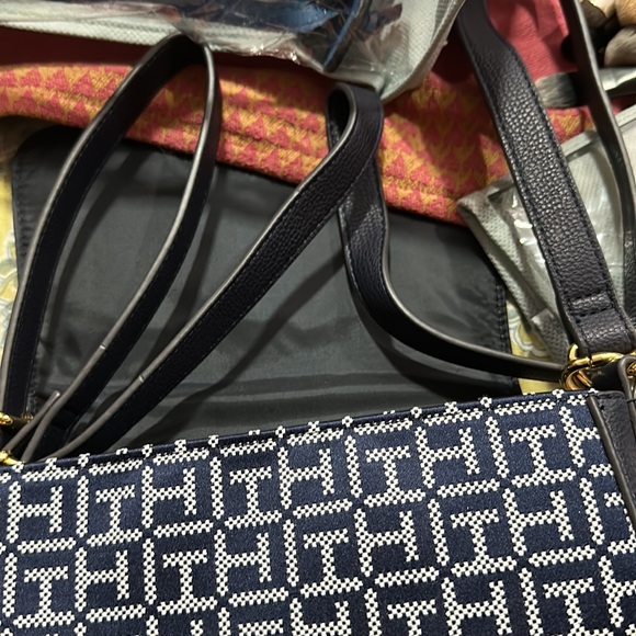 Tommy Hilfiger sling bag - Picture 3 of 4